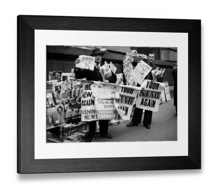 Framed Print : Newspaper vendors in Fleet Street London 1955 LAFRSSAPR05 2004