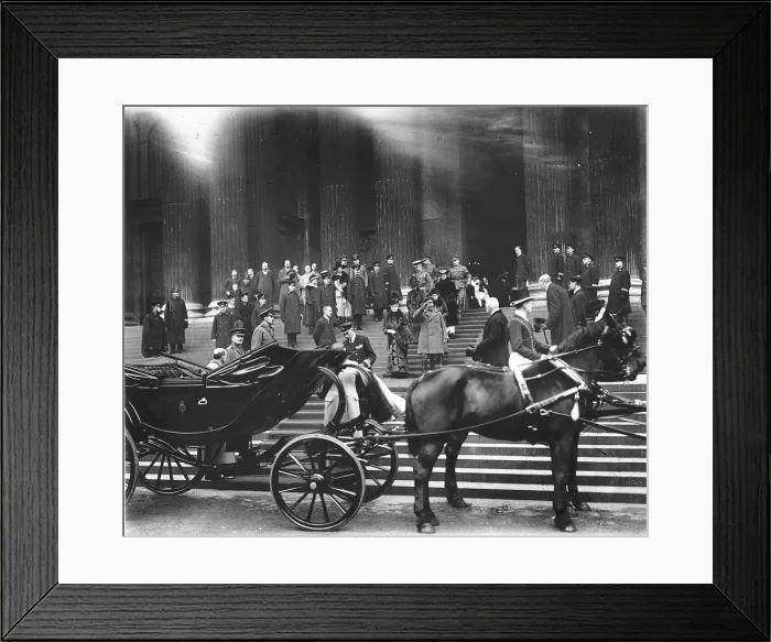 Framed Print : King George V and Queen Mary leaving St Pauls Cathedral after a special service to