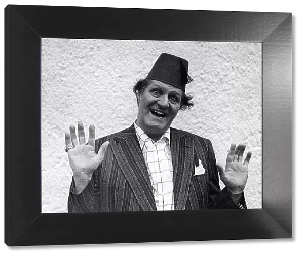 Comedian Tommy Cooper wearing a fez hat 1975 A©mirrorpix