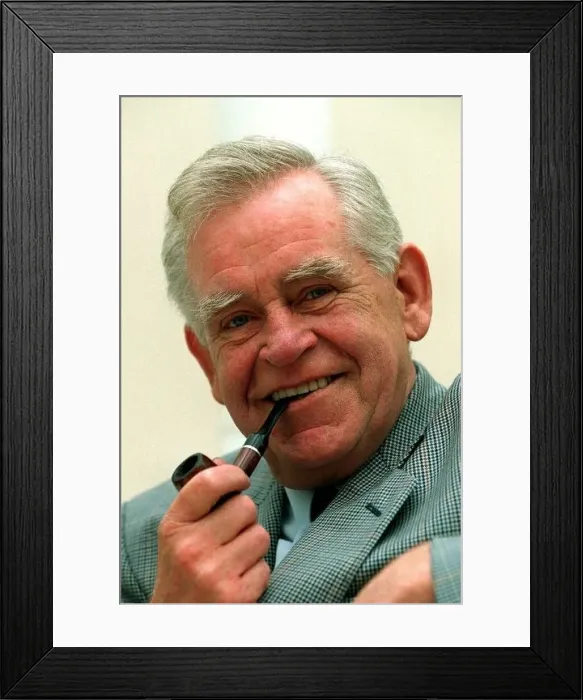 : Magnus Magnusson TV Presenter Quiz Master smoking pipe at the launch of his new book Ive : Magnus Magnusson TV Presenter Quiz Master smoking pipe at the launch of his new book Ive