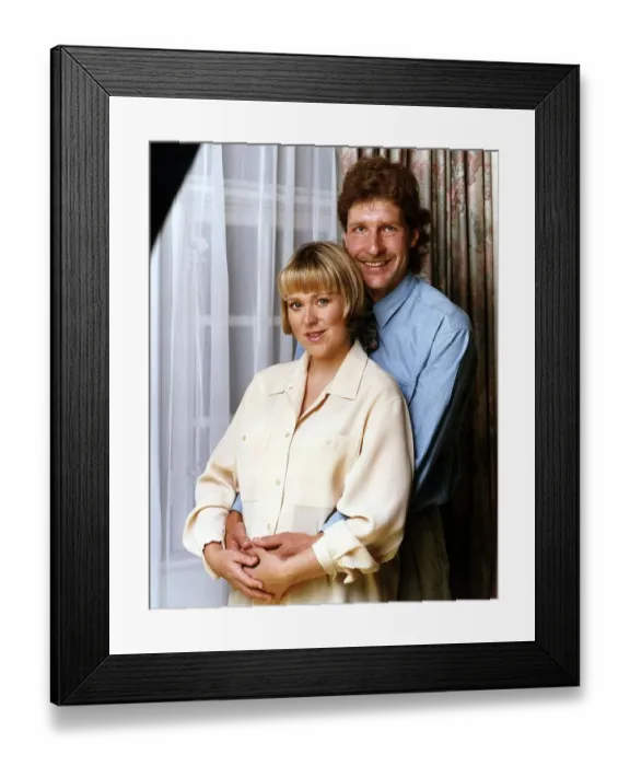 Framed Print : Kathryn Holloway TV Presenter with boyfriend Andy Watts awaiting the arrival of her baby