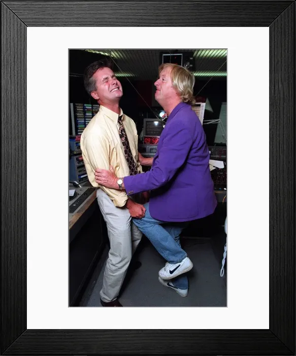 Framed Print : RADIO & TV PRESENTER CHRIS TARRANT GETS TO GRIPS WITH MIRROR MAN BRIAN READE IN