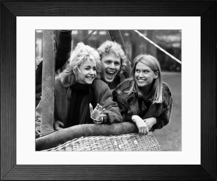 Framed Print : Anneka Rice TV Presenter with Paul Nicholas and Leslie Ash