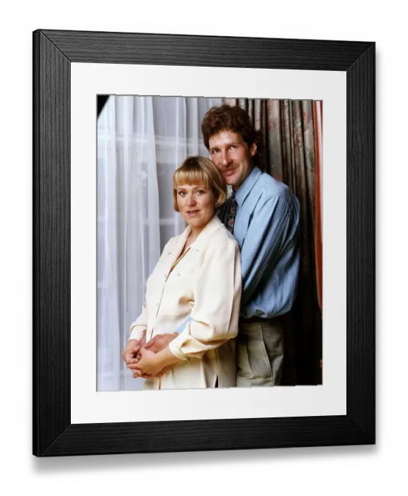Framed Print : Kathryn Holloway TV Presenter with boyfriend Andy Watts awaiting the arrival of her baby