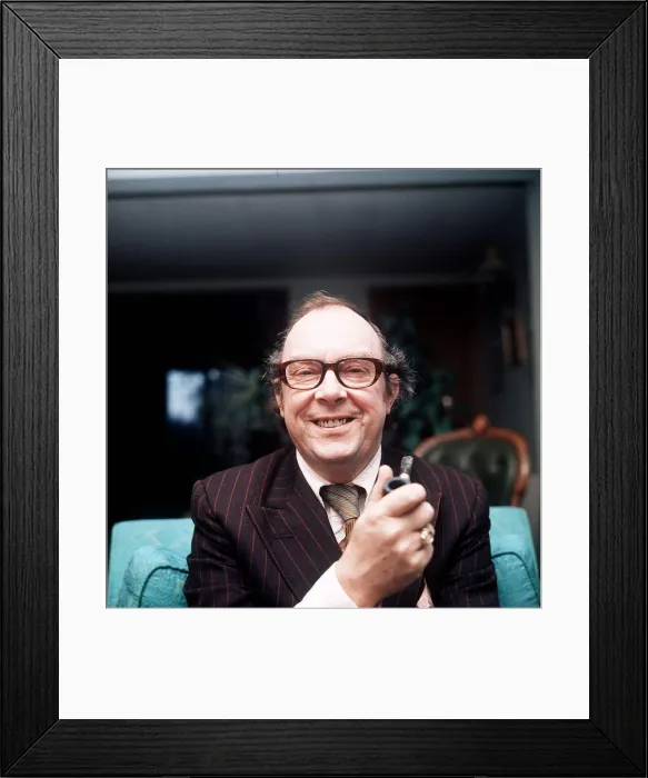 Framed Print : Eric Morecambe comedian, 1975. A©mirrorpix Framed Print : Eric Morecambe comedian, 1975. A©mirrorpix