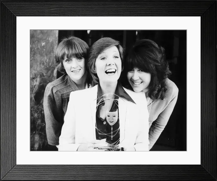 Framed Print : Cilla Black Singer / TV Presenter Holding her Pye Comedy Trophy with last years winners Framed Print : Cilla Black Singer / TV Presenter Holding her Pye Comedy Trophy with last years winners
