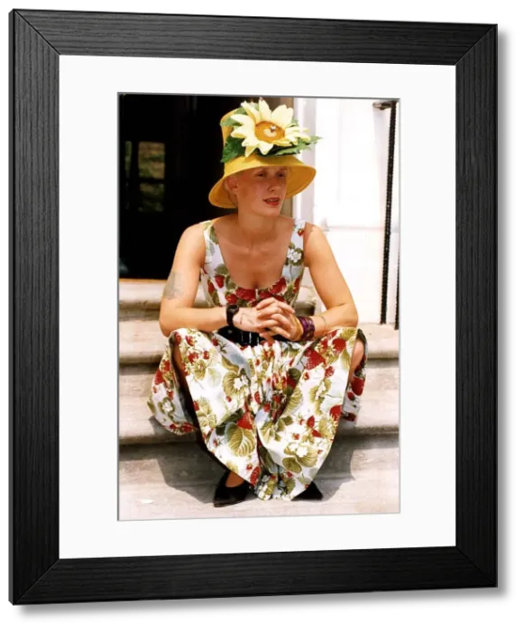 Framed Print : Paula Yates TV Presenter winning competition Framed Print : Paula Yates TV Presenter winning competition