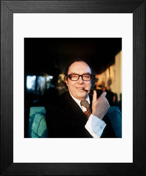 Framed Print : Eric Morecambe Comedian, 1975. A©mirrorpix Framed Print : Eric Morecambe Comedian, 1975. A©mirrorpix