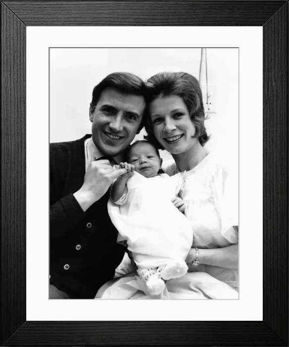 Framed Print : Roy Castle TV presenter and his wife Fiona with their baby girl Framed Print : Roy Castle TV presenter and his wife Fiona with their baby girl