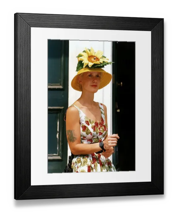 Framed Print : Paula Yates TV presenter and Model outside her an Bob Geldofs Chelsea home