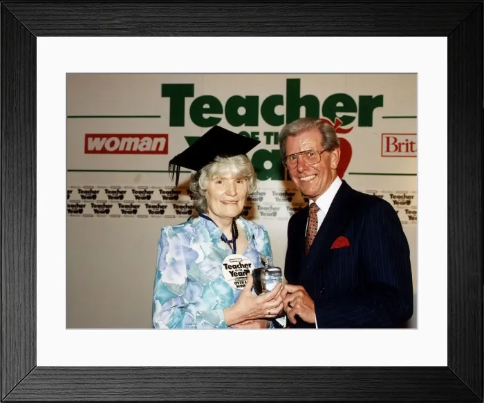 Framed Print : Bob Holness TV Presenter with Teacher of the year winner Framed Print : Bob Holness TV Presenter with Teacher of the year winner