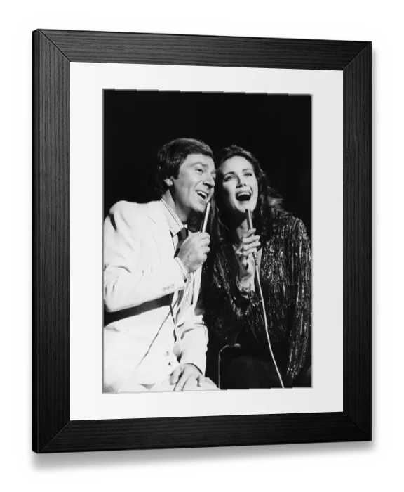 Framed Print : Des O Connor TV Presenter Comedian in singing duet with Lynda Carter on his BBC show Framed Print : Des O Connor TV Presenter Comedian in singing duet with Lynda Carter on his BBC show