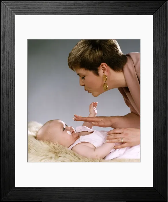 Framed Print : Liz Earl TV presenter with her baby Lily Circa 1992
