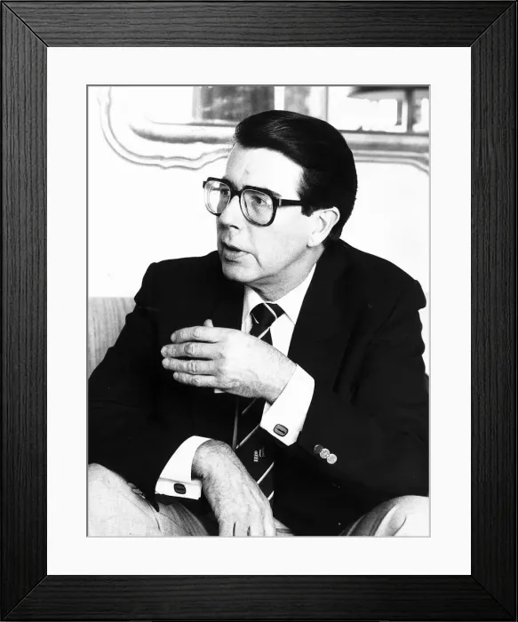 Framed Print : Leslie Crowther actor and TV presenter sitting down dbase A©Mirrorpix Framed Print : Leslie Crowther actor and TV presenter sitting down dbase A©Mirrorpix