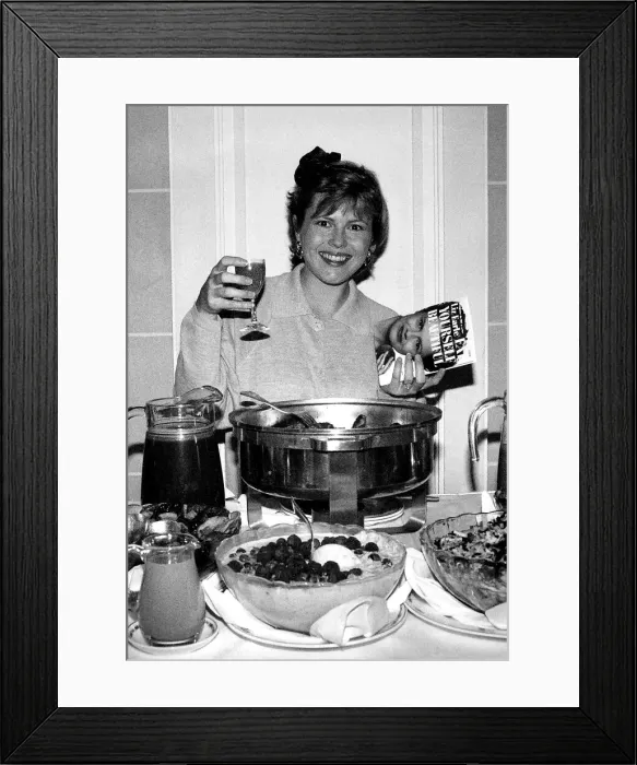 Framed Print : Liz Earl TV Presenter and Author of Cookery at the Palm Court restaurant in the Langham