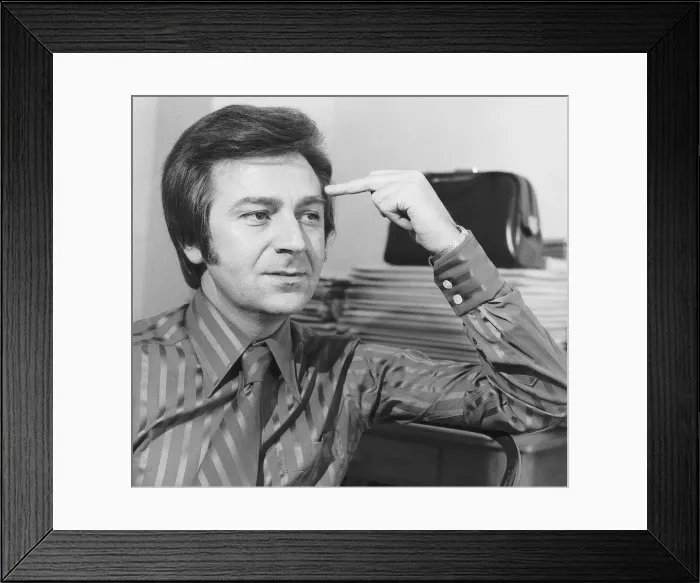 Framed Print : Des O Connor TV Presenter Comedian unusual portrait shot pose Framed Print : Des O Connor TV Presenter Comedian unusual portrait shot pose