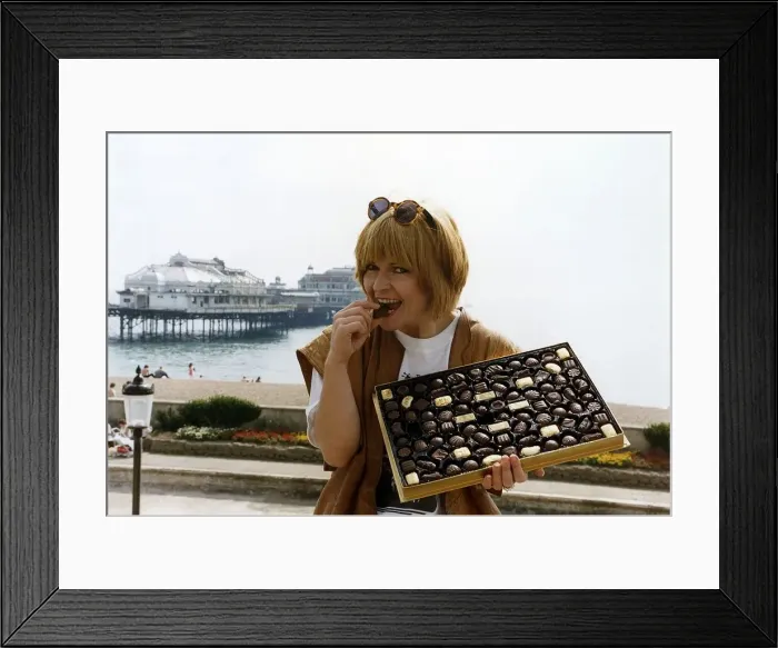 Framed Print : Toyah Willcox singer songwriter tv presenter eats chocolates