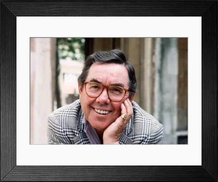 Framed Print : Ronnie Corbett comedian A©Mirrorpix Framed Print : Ronnie Corbett comedian A©Mirrorpix