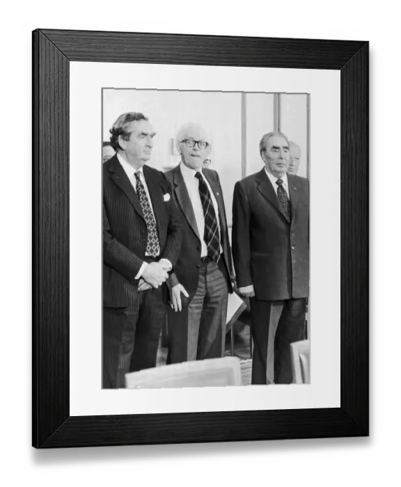 Framed Print : Labour leader Michel Foot (centre) seen here in Moscow for talks with the Soviet