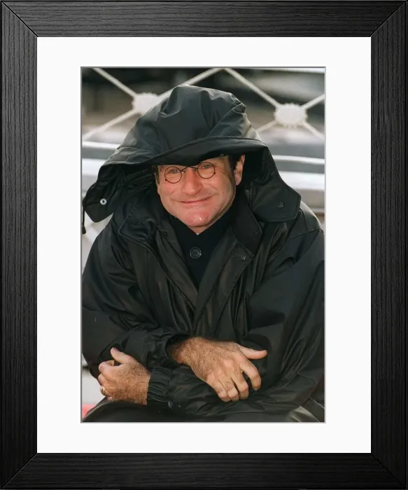 Framed Print : Robin Williams Actor outside the Dorchester Hotel in London Framed Print : Robin Williams Actor outside the Dorchester Hotel in London