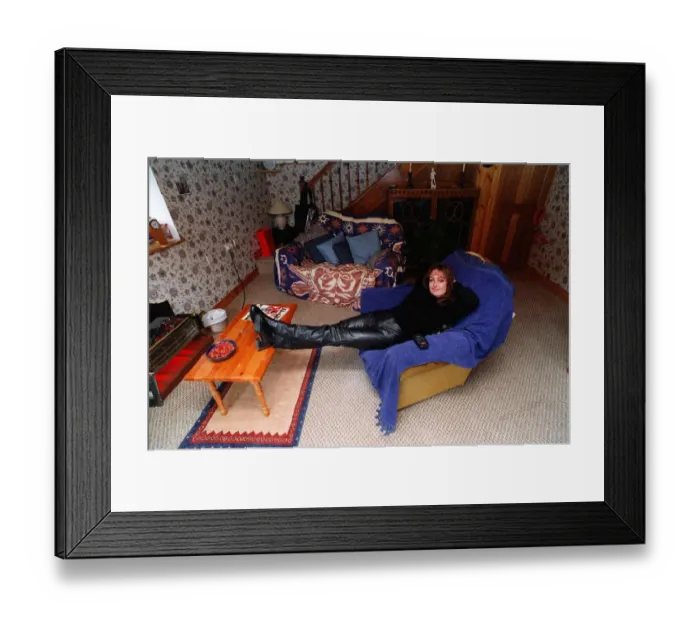 Framed Print : Jacqueline Pirie Actress Who stars in Emmerdale Farm on ITV sitting in her house