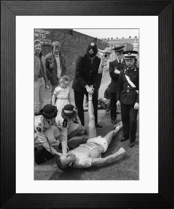 Framed Print : Marathon runners in the the London Marathon May 1982. looking tired suffering