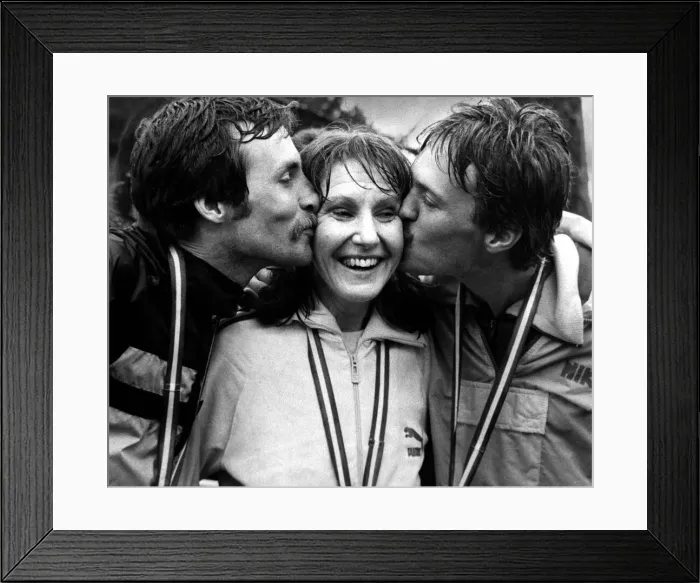 Framed Print : Dick Beardsley and Inge Simonsen kiss Joyce Smith after jointly winning the 1981 London