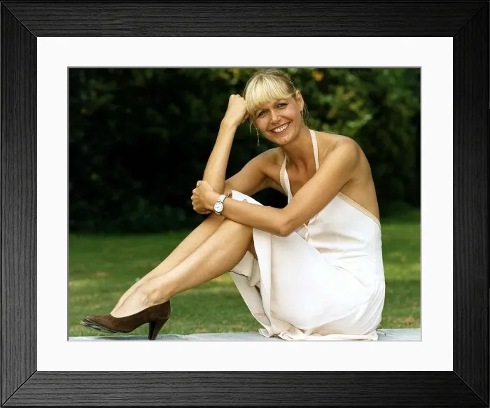 Framed Print : Julie Peasgood actress stars as Barry Grants new girlfriend Fran in Brookside Framed Print : Julie Peasgood actress stars as Barry Grants new girlfriend Fran in Brookside