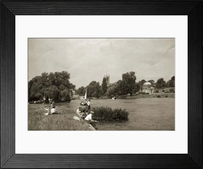Framed Print : Holidaymakeres fish in the River Thames at Hampton Circa 1940 A©Mirrorpix Framed Print : Holidaymakeres fish in the River Thames at Hampton Circa 1940 A©Mirrorpix