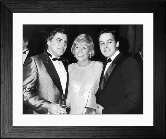 Framed Print : Liz Dawn Actress stars in Coronation Street pictured with William Tarmey left