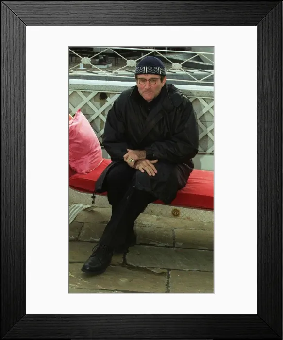 Framed Print : Robin Williams Actor outside the Dorchester Hotel in London Framed Print : Robin Williams Actor outside the Dorchester Hotel in London