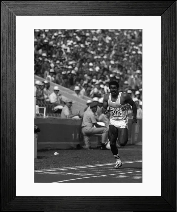 Framed Print : Daley Thompson on the running track in the 1984 Olympics, LA Framed Print : Daley Thompson on the running track in the 1984 Olympics, LA