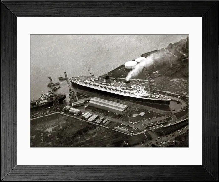 Framed Print : The Queen Elizabeth being laid up in dry dock on the Clyde for re-fit Framed Print : The Queen Elizabeth being laid up in dry dock on the Clyde for re-fit