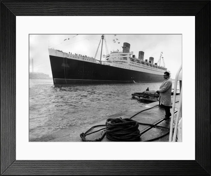 Framed Print : The liner Queen Mary docking at Southampton for the last time October 1967 Framed Print : The liner Queen Mary docking at Southampton for the last time October 1967