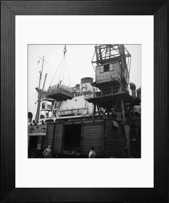 Framed Print : Suez Crisis 1956 - Dockers putting 80lb shells into crates marked Framed Print : Suez Crisis 1956 - Dockers putting 80lb shells into crates marked