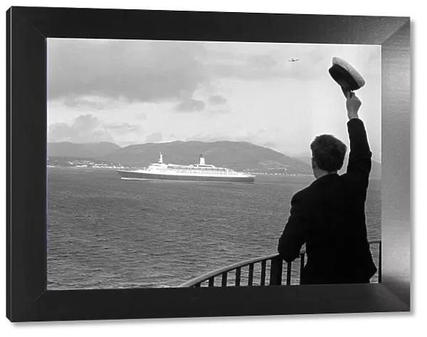 Ship Queen Elizabeth II leaving Clyde River - Jan 1969