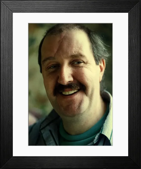 Framed Print : Gorden Kaye actor Star in the TV programme Allo Allo A©Mirrorpix Framed Print : Gorden Kaye actor Star in the TV programme Allo Allo A©Mirrorpix