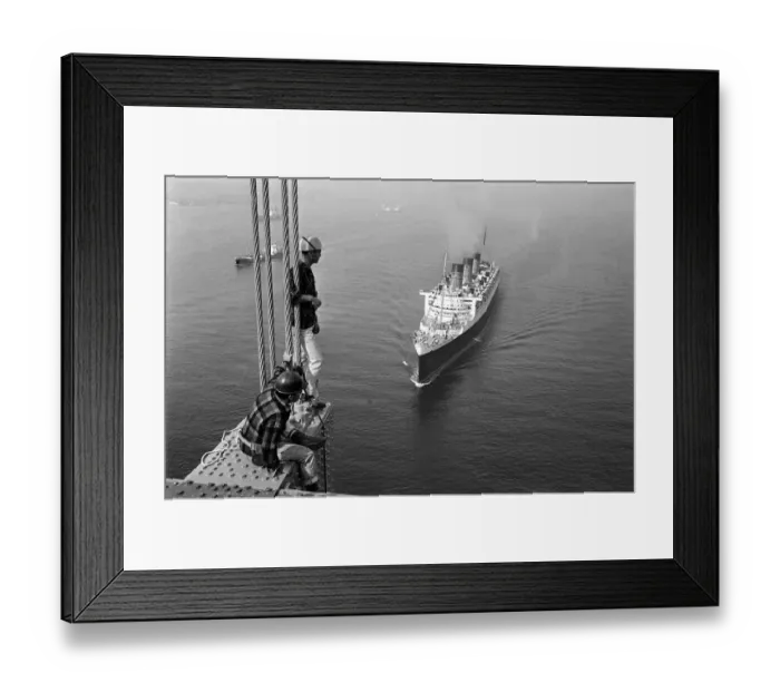 Framed Print : R. M.s Queen Mary - October 1964 passes under New York Bridge - watched by workmen