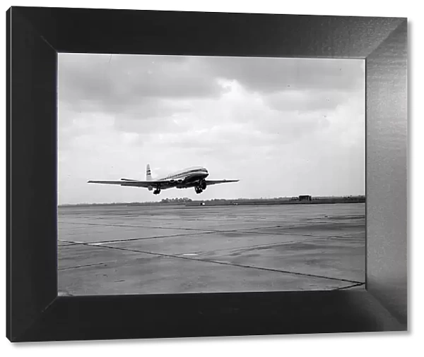 Aircraft Comet De Havilland Jet Airliner coming into land 1952