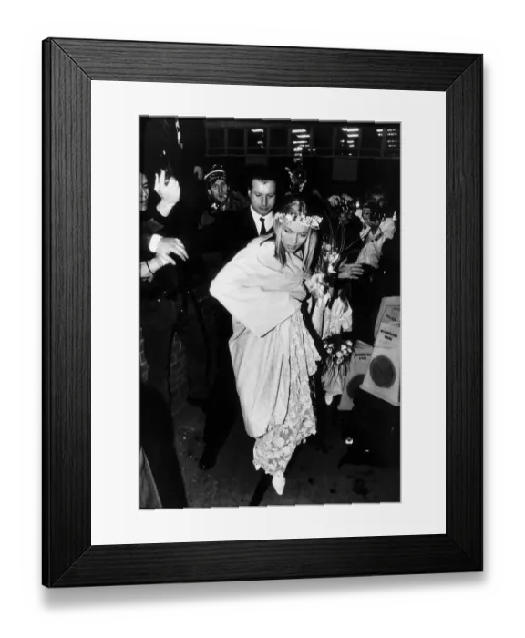 Framed Print : Patsy Kensit Actress on her marriage day to Jim kerr