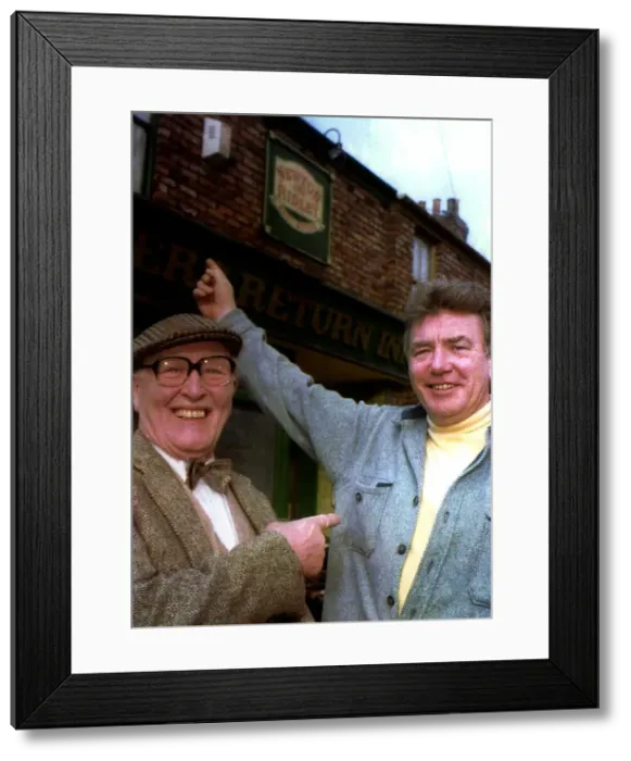 Framed Print : Albert Finney actor visits Coronation Street set and meets Percy Sugden Framed Print : Albert Finney actor visits Coronation Street set and meets Percy Sugden