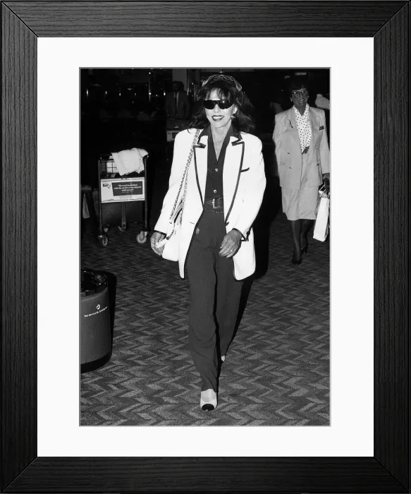 Framed Print : British actress Joan Collins arrives at Heathrow Airport Framed Print : British actress Joan Collins arrives at Heathrow Airport