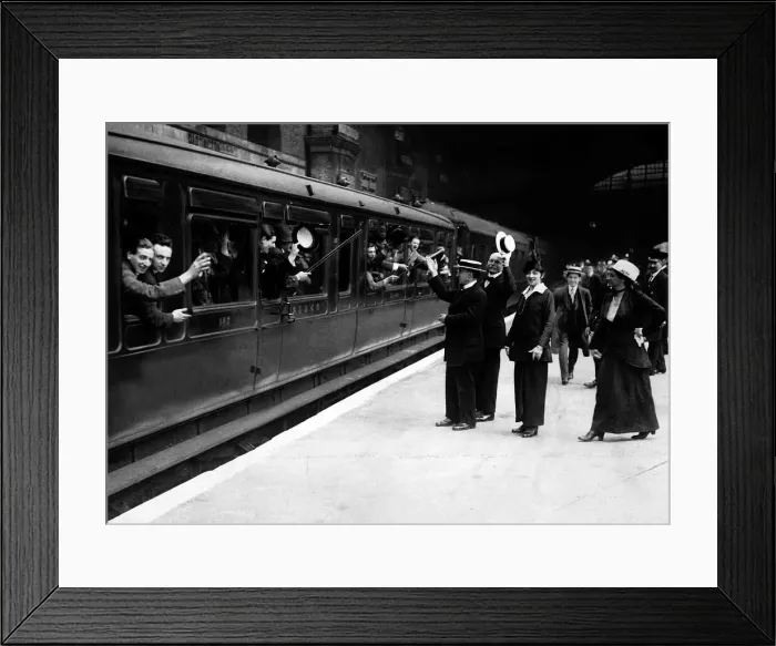 Framed Print : Italian soldiers leaving a London main line station bound for Dover