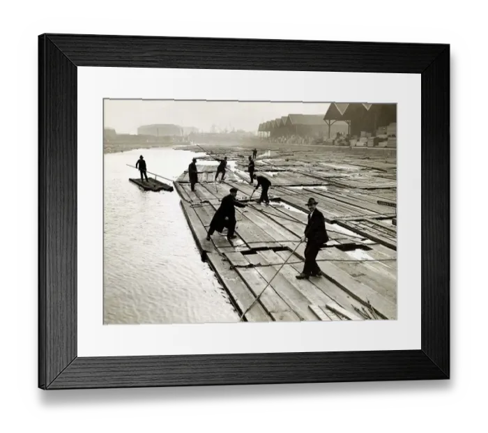 Framed Print : Rafters at work in the Surrey Commercial Docks, The Port of London December 1930
