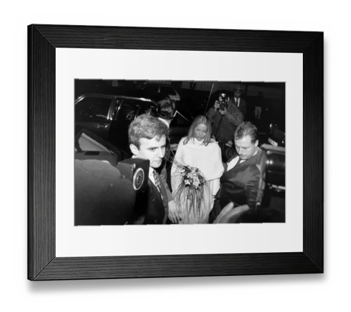 Framed Print : Patsy Kensit the singer and actress at her weeing to Jim Kerr