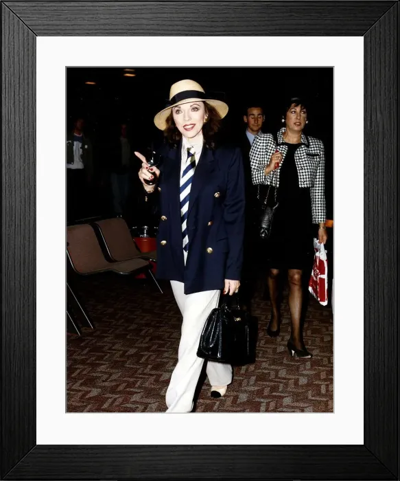 Framed Print : Joan Collins Actress Walking throuh Airport holding black bag Framed Print : Joan Collins Actress Walking throuh Airport holding black bag