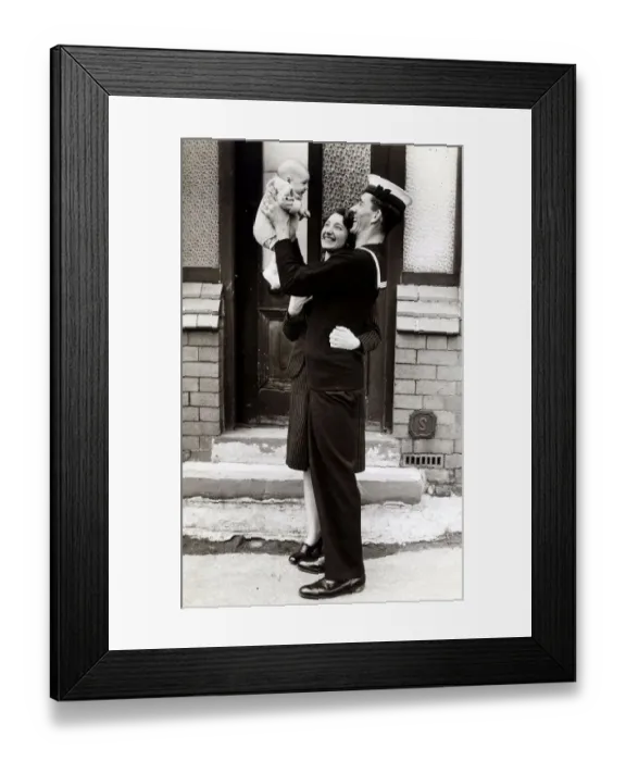 Framed Print : Leonard Perrigo with his wife and son in Birkenhead home on leave Framed Print : Leonard Perrigo with his wife and son in Birkenhead home on leave