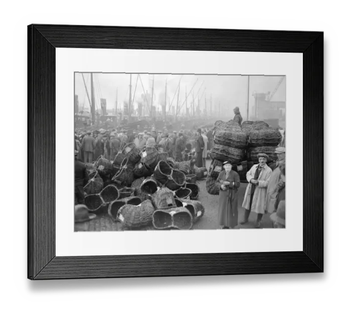 Framed Print : The people of Great Yarmouth greet the Herring Fishing fleet as it lands its catch