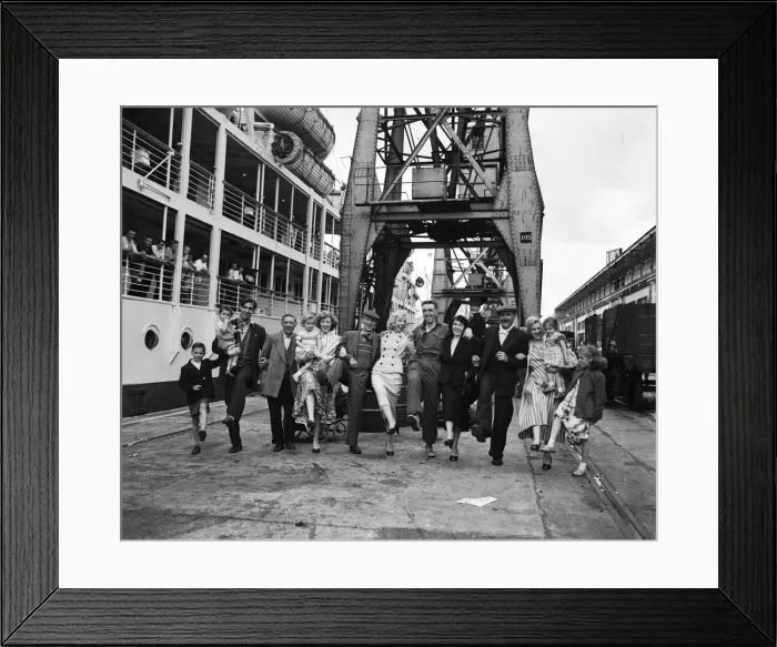 Framed Print : Suez Crisis August 1956 Private Dick Rudge (19) of the Royal Artillery got a Framed Print : Suez Crisis August 1956 Private Dick Rudge (19) of the Royal Artillery got a