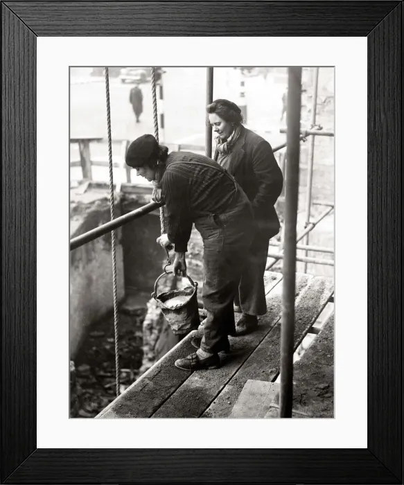 Framed Print : World War Two. Mrs A Flanagan and Mrs E O Connor who are working as building